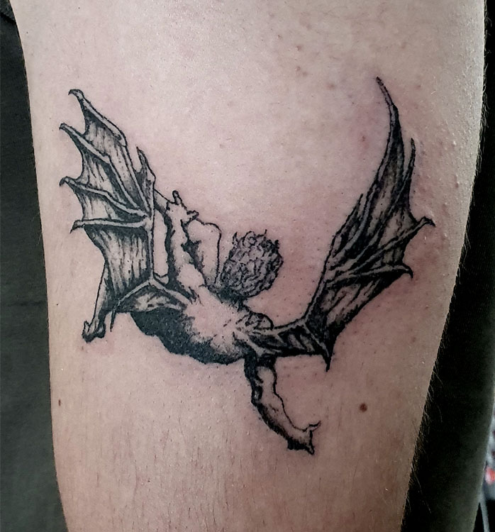 Gefallener Engel als Tattoo am Oberarm