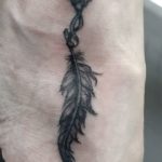 Tattoo einer Kette, Broschen und Feder