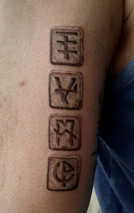 Ein Runen-Tattoo aus Initialen