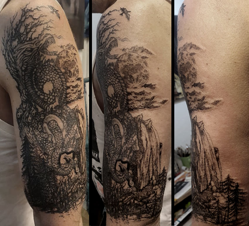 Tattoo eines Drachens mit Naturelementen wie Bäume, Berge und der Vollmond